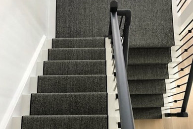 Imagen de escalera en U clásica renovada con escalones enmoquetados, contrahuellas enmoquetadas y barandilla de metal