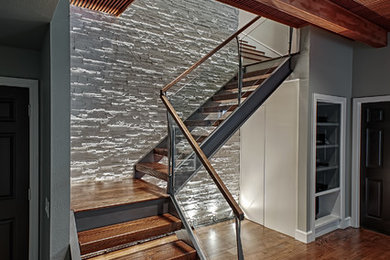 Foto de escalera de caracol moderna grande sin contrahuella con escalones de madera