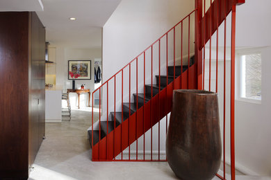 На фото: большая угловая деревянная лестница в стиле модернизм с деревянными ступенями с