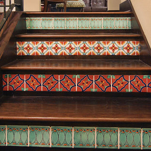 Foto de escalera recta, mediterránea, de tamaño medio, con escalones de madera, contrahuellas con baldosas y/o azulejos y barandilla de varios materiales