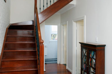 Ejemplo de escalera en L tradicional grande con escalones de madera y contrahuellas de madera