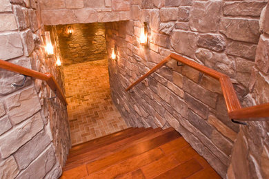 Cette photo montre un escalier courbe méditerranéen de taille moyenne avec des marches en bois et des contremarches en bois.