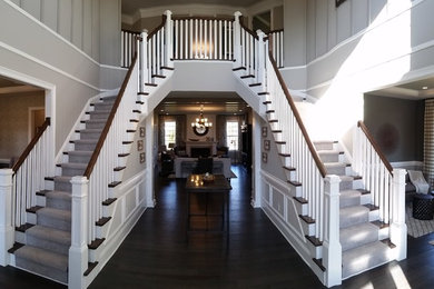 Источник вдохновения для домашнего уюта: большая лестница в классическом стиле