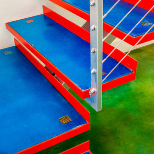 Diseño de escalera suspendida, ecléctica, de tamaño medio, sin contrahuella, con escalones de hormigón