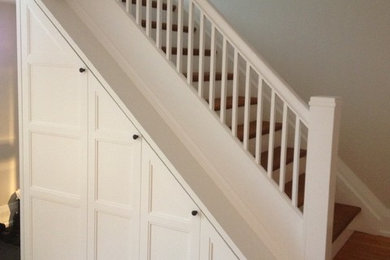 Пример оригинального дизайна: лестница в классическом стиле с кладовкой или шкафом под ней