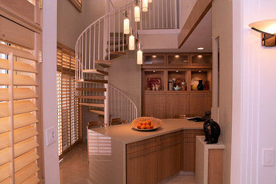 На фото: винтовая лестница среднего размера в современном стиле с деревянными ступенями и металлическими перилами без подступенок