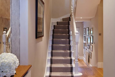 ロンドンにある高級な広いトランジショナルスタイルのおしゃれな階段の写真