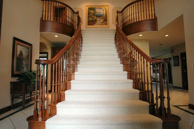 Diseño de escalera recta tradicional grande con escalones de madera, contrahuellas de madera y barandilla de madera