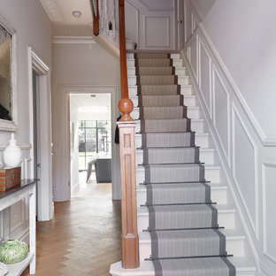 Foto de escalera en L, tradicional, con escalones de madera pintada y contrahuellas de madera pintada