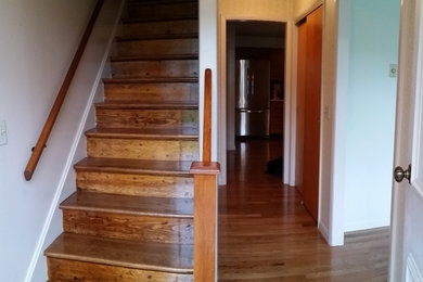 Inspiration pour un escalier droit traditionnel de taille moyenne avec des marches en bois, des contremarches en bois et un garde-corps en bois.