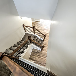 Diseño de escalera en U, tradicional renovada, de tamaño medio, con escalones enmoquetados, contrahuellas enmoquetadas y barandilla de varios materiales