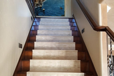 サクラメントにある地中海スタイルのおしゃれな階段の写真