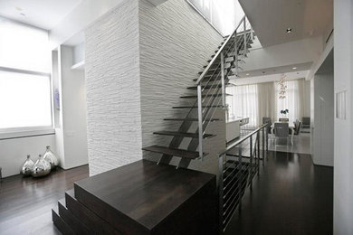 Ejemplo de escalera en U minimalista de tamaño medio con escalones de madera y contrahuellas de metal