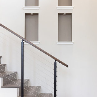 Idee per una scala a rampa dritta contemporanea di medie dimensioni con pedata in legno, alzata in legno e parapetto in cavi