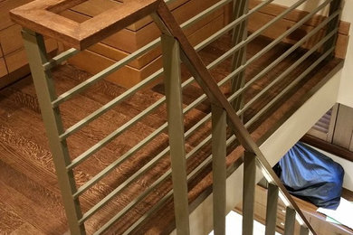 Cette image montre un grand escalier courbe minimaliste avec des marches en bois et des contremarches en bois.