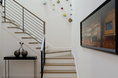 ダラスにある高級な中くらいなコンテンポラリースタイルのおしゃれな折り返し階段 (フローリングの蹴込み板、混合材の手すり) の写真