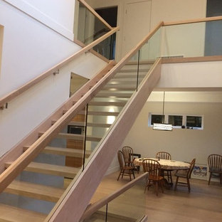 Gerade, Große Moderne Holztreppe mit offenen Setzstufen und Mix-Geländer in Vancouver