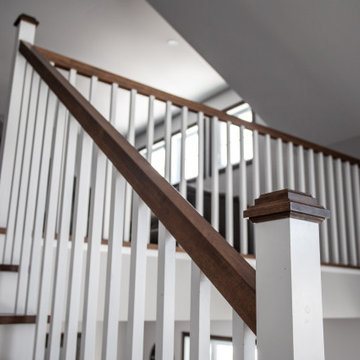 Two tone hardwood staircase / Escalier deux tons en bois franc
