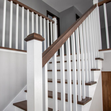 Two tone hardwood staircase / Escalier deux tons en bois franc