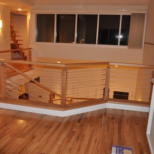 Foto de escalera curva, contemporánea, grande, con escalones de madera, contrahuellas de madera pintada y barandilla de varios materiales