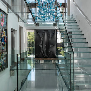 Foto di una grande scala sospesa contemporanea con pedata in vetro e alzata in vetro