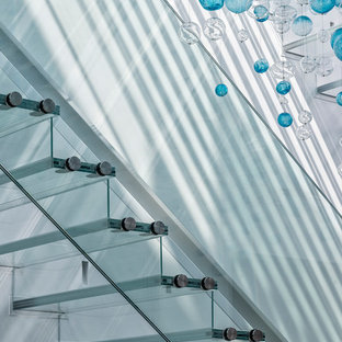 Ispirazione per una grande scala sospesa design con pedata in vetro e alzata in vetro