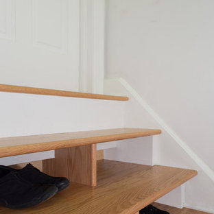 Diseño de escalera recta, contemporánea, pequeña, con escalones de madera y contrahuellas de madera
