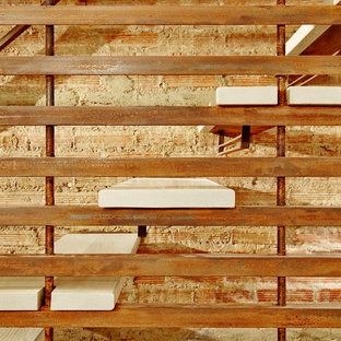 Diseño de escalera en U, de estilo americano, de tamaño medio, sin contrahuella, con escalones de madera y barandilla de varios materiales