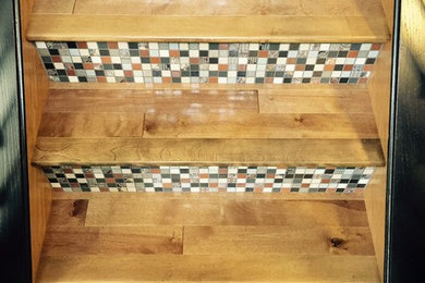 Ejemplo de escalera en L contemporánea de tamaño medio con escalones con baldosas y contrahuellas con baldosas y/o azulejos