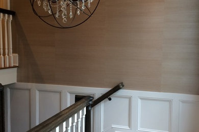 Foto de escalera en U tradicional renovada de tamaño medio con escalones enmoquetados, contrahuellas enmoquetadas y barandilla de madera