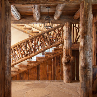 Immagine di una scala tradizionale con pedata in legno e alzata in legno