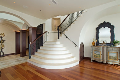 Modelo de escalera en L tradicional de tamaño medio con contrahuellas de madera pintada
