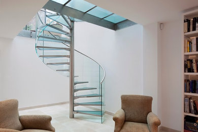 Foto de escalera de caracol moderna con escalones de vidrio y contrahuellas de vidrio
