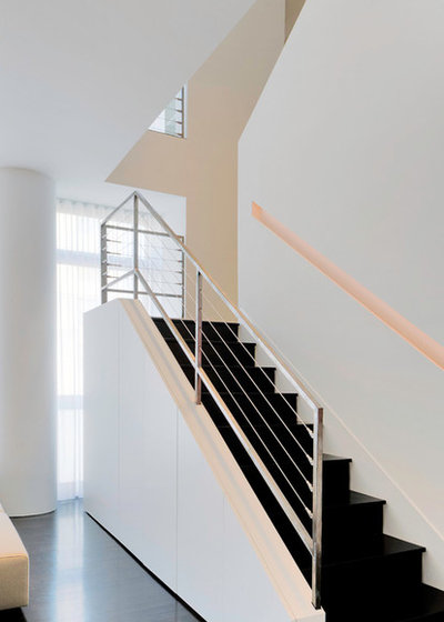 Moderne Escalier by West Chin Architects & Interior Designers