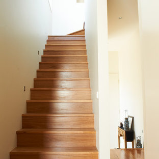 Idee per una piccola scala a rampa dritta contemporanea con pedata in legno e alzata in legno