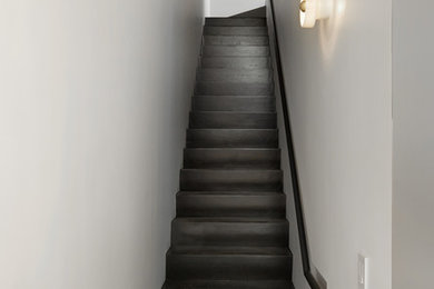 Foto de escalera curva actual grande con escalones de madera pintada, contrahuellas de madera pintada y barandilla de madera