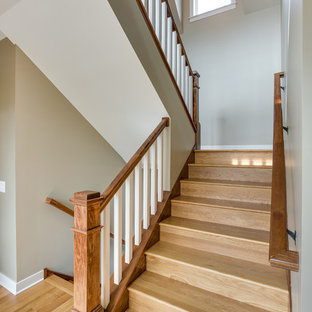 Modelo de escalera en U, de estilo americano, de tamaño medio, con escalones de madera y contrahuellas de madera