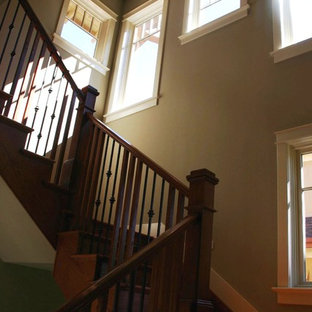 Imagen de escalera en L, de estilo americano, de tamaño medio, con escalones de madera, contrahuellas de madera y barandilla de varios materiales