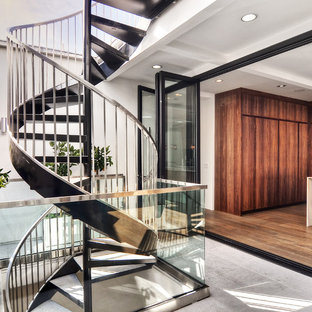 Inspiration pour un escalier sans contremarche hélicoïdal design de taille moyenne avec des marches en ardoise et un garde-corps en métal.
