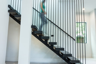 Modelo de escalera suspendida minimalista de tamaño medio sin contrahuella con escalones de metal