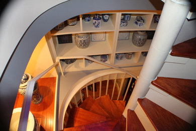 На фото: лестница в морском стиле с