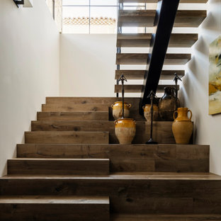 Réalisation d'un escalier sud-ouest américain en U avec des marches en bois et des contremarches en bois.