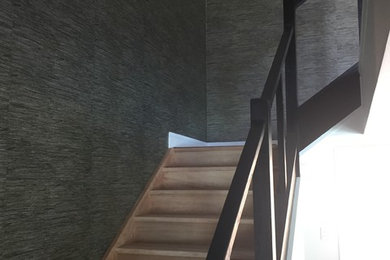 Imagen de escalera recta contemporánea con escalones de madera y contrahuellas de madera