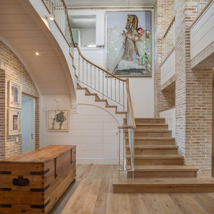 Diseño de escalera costera con escalones de madera y contrahuellas de madera