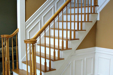 Modelo de escalera recta de tamaño medio con escalones de madera y contrahuellas de madera pintada