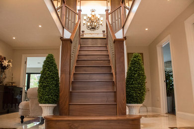 Gerade, Mittelgroße Moderne Holztreppe mit Holz-Setzstufen und Mix-Geländer in Berkshire