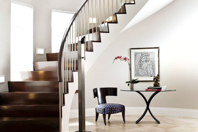 Стильный дизайн: большая винтовая деревянная лестница в современном стиле с деревянными ступенями и перилами из смешанных материалов - последний тренд