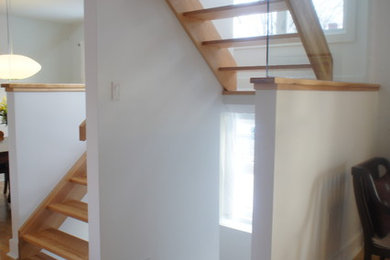 Idée de décoration pour un escalier sans contremarche tradition en U de taille moyenne avec des marches en bois.