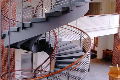 シャーロットにある高級な巨大なモダンスタイルのおしゃれな階段の写真