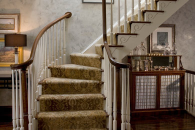 Inspiration för en vintage svängd trappa, med heltäckningsmatta och sättsteg med heltäckningsmatta